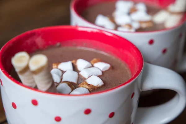 Heiße Schokolade mit Marshmallows isoliert auf Holzgrund. — Stockfoto