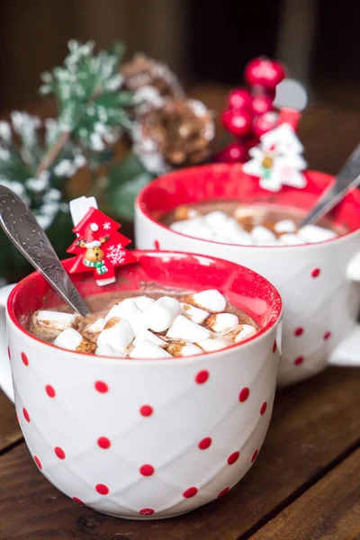 Рождественский горячий шоколад с зефиром на старом деревянном фоне — стоковое фото