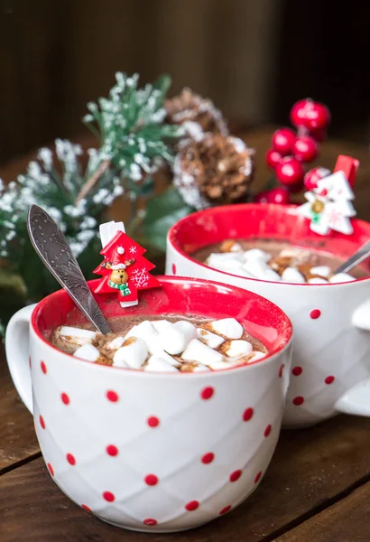Рождественский горячий шоколад с зефиром на старом деревянном фоне — стоковое фото