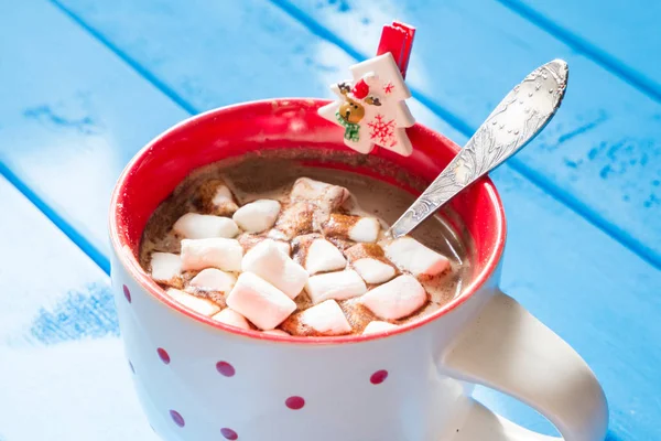 Vánoční čokoláda s marshmellow na staré dřevěné pozadí — Stock fotografie