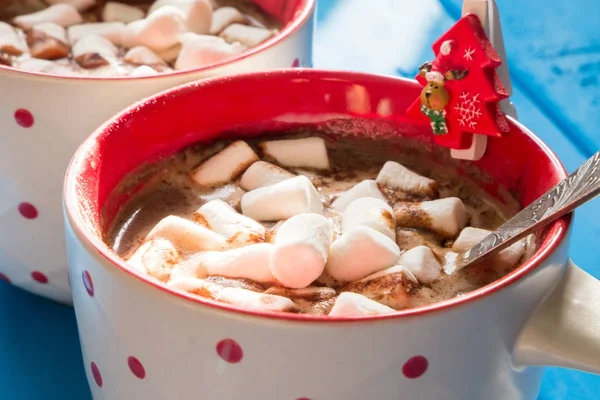 Chocolat chaud de Noël avec moelleux sur un vieux fond en bois — Photo