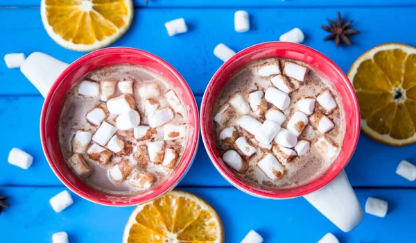 Heiße Schokolade mit Marshmellow auf blauem Holzhintergrund — Stockfoto