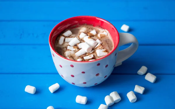 Heiße Schokolade mit Marshmallows isoliert auf blauem Holzgrund. — Stockfoto
