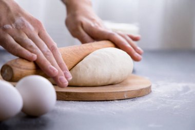 Ahşap masa arkasında kadın elleriyle para kazanmak.