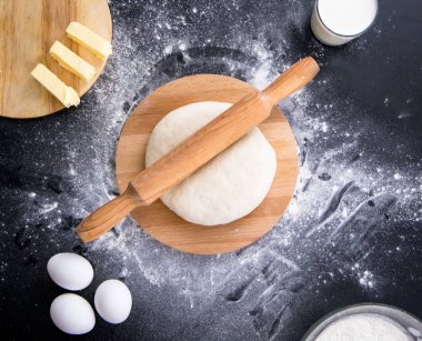 Ahşap masa arkasında kadın elleriyle para kazanmak.