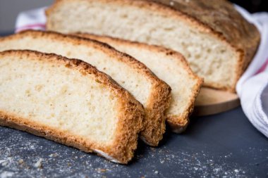 rustik ahşap masa üzerinde taze pişmiş ekmek