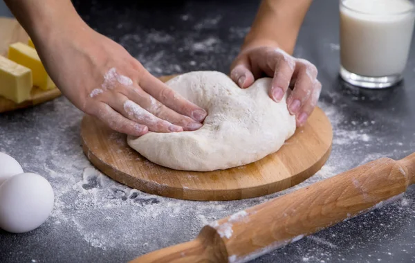 Teig von weiblichen Händen auf hölzernem Tischhintergrund — Stockfoto