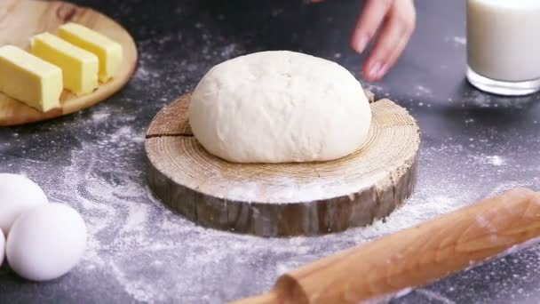 Fazendo massa por mãos femininas em fundo de mesa de madeira — Vídeo de Stock