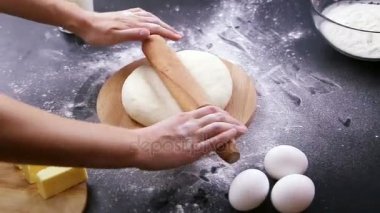 Ahşap masa arkasında kadın elleriyle para kazanmak.