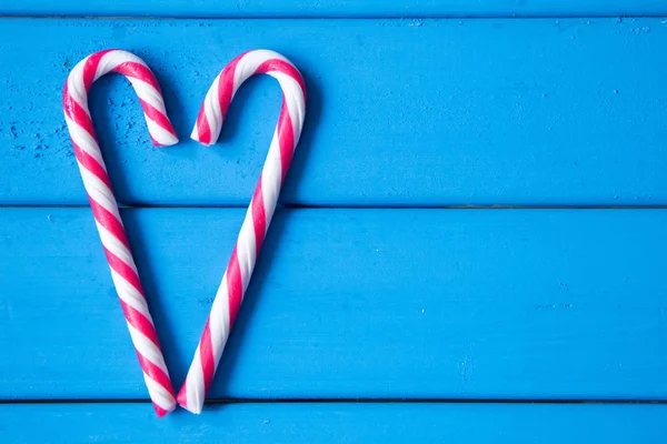 Corazón hecho de dulces de Navidad. el amor está a nuestro alrededor —  Fotos de Stock