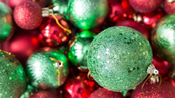 Vermelho e verde bolas de Natal fundo — Fotografia de Stock