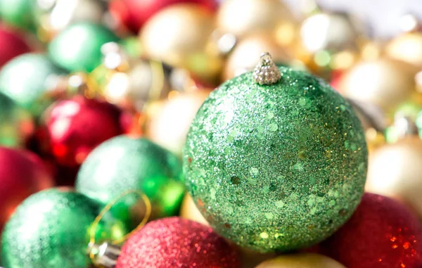Kleurrijke kerstballen, abstracte achtergrond. — Stockfoto