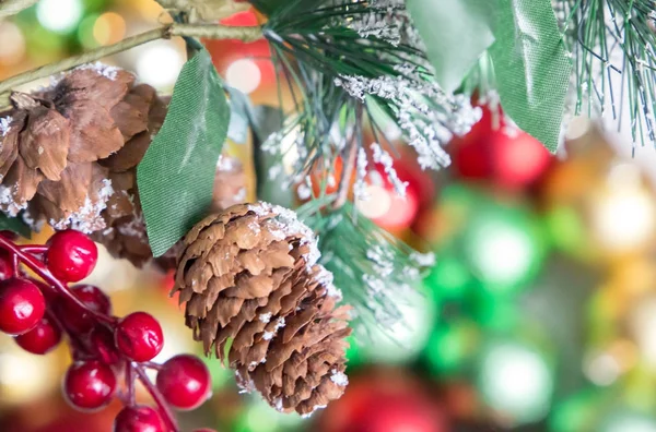 Ramo de abeto em bolas de Natal coloridas, fundo abstrato . — Fotografia de Stock