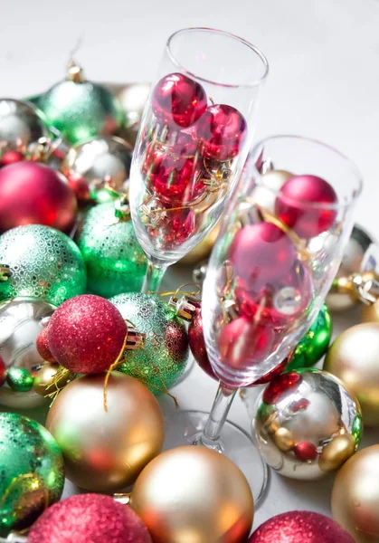Bolas de Natal em vinho em um fundo abstrato brilhante — Fotografia de Stock