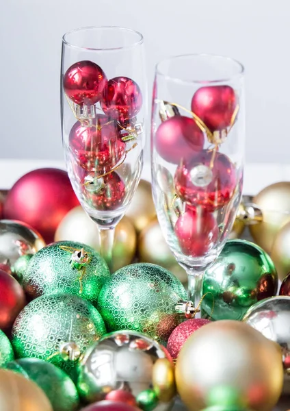 Bolas de Natal em vinho em um fundo abstrato brilhante — Fotografia de Stock