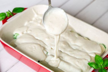 Beşamel soslu makarna dökülen.