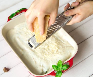 Fesleğenli makarna makarna üzerine rendelenmiş parmesan chesse