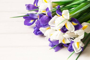 Beyaz tahta masaya Iris çiçek buketi