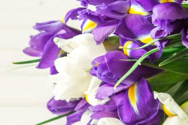 Beyaz tahta masaya Iris çiçek buketi