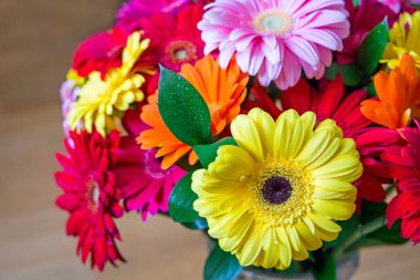 gerbera cam vazoda papatya buketi