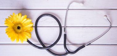 Açık ahşap renkli çiçek ile sağlık stetoskop