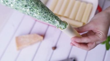 Ispanak ve peynirli makarna hazırlama: makarna ıspanak ve peynir dolum ile doldurma