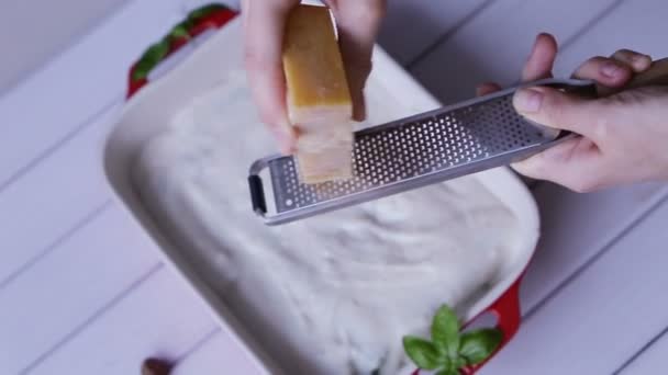 Τριμμένη παρμεζάνα τυριά για τα κανελόνια ζυμαρικά με βασιλικό — Αρχείο Βίντεο
