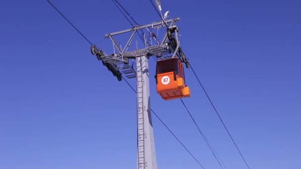 Pohled z lanové dráhy visuté lanovky na pozadí modré oblohy — Stock video