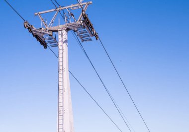 Teleferik demiryolu mavi gökyüzü karşı
