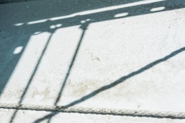 Beyaz ip ve gölgeler ile-metalleri