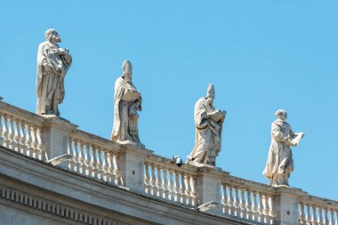 San Pietro Meydanı heykelleri