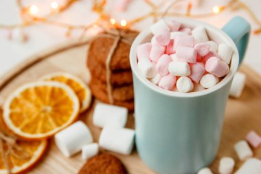 Şekerleme ve çikolata kalp şeklinde kurabiye ile bir fincan sıcak çikolata