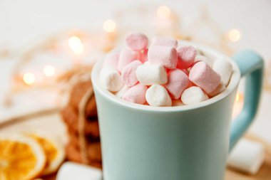 Şekerleme ve çikolata kalp şeklinde kurabiye ile bir fincan sıcak çikolata