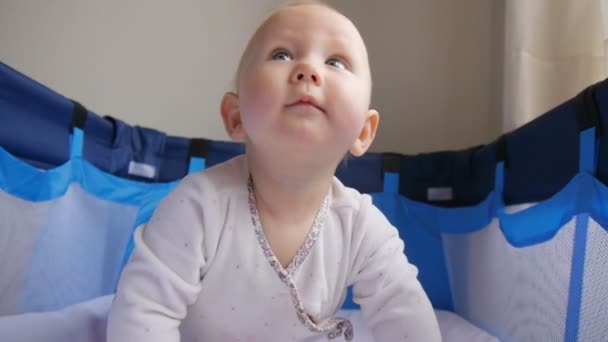 Bebê sorrindo e balançando no berço suspenso — Vídeo de Stock