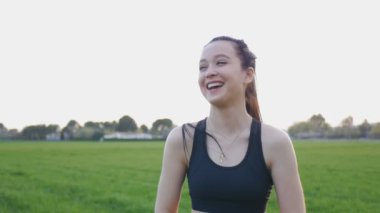 Egzersiz açık havada sonra gülen kız portresi