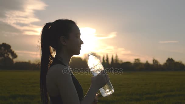 Chica bebe agua después del ejercicio — Vídeos de Stock