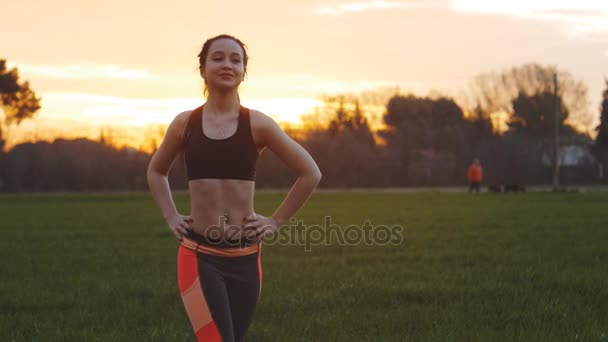 Молодая женщина делает упражнения для скручивания тела — стоковое видео