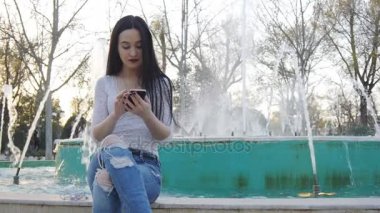 Smartphone kullanarak kız gülüyor.