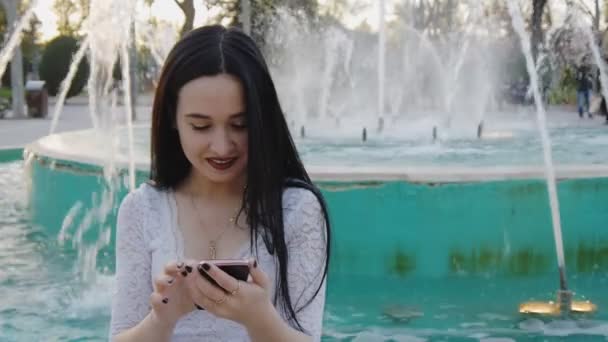 Mädchen lacht mit Smartphone. — Stockvideo