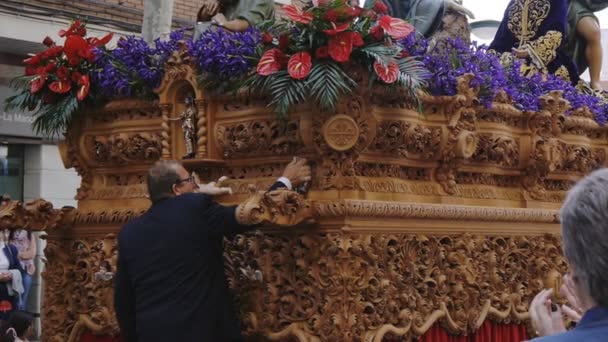 CIUDAD REAL, SPAIN - APRIL 14, 2017: Raising imageries of saints during day procession of Holy Week Semana Santa . — Stock Video