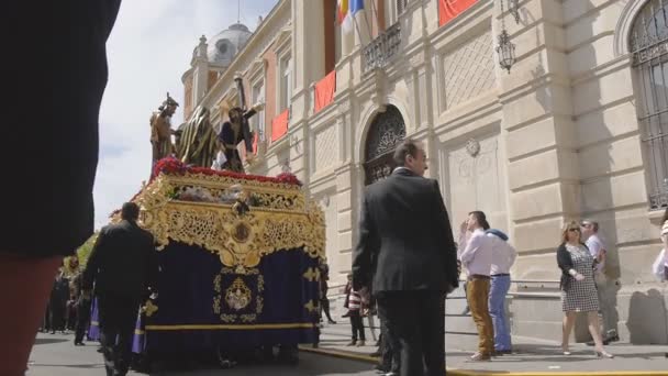 CIUDAD REAL, SPAIN - APRIL 14, 2017: Passing of sculptures of Jesus carrying cross and roman soldier with a spear during day procession of Holy Week Semana Santa . — Stock Video