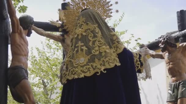 CIUDAD REAL, SPAIN - APRIL 14, 2017: Passing of sculptures of three crosses with the crucified Jesus and two men and other characters during day procession of Holy Week Semana Santa . — Stock Video