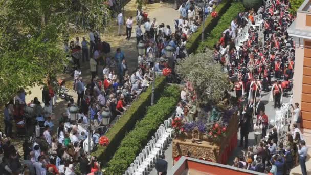 Ciudad Real, Spanje - 14 April 2017: Verhogen van heilige beelden in tuinen van het Prado tijdens dag processie van Heilige Week Semana Santa. Bovenaanzicht. — Stockvideo