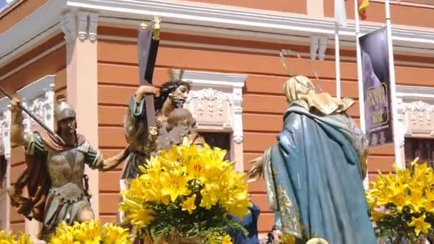 CIUDAD REAL, SPAIN - APRIL 14, 2017: Passing of sculptures of Jesus carrying cross and roman soldier with spear in Prado gardens during day procession of Holy Week Semana Santa . — Stock Video