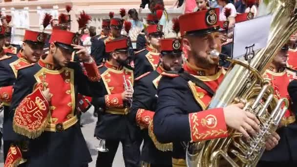 Ciudad Real, Ισπανία - 14 Απριλίου 2017: Πέρασμα των μουσικών της ορχήστρας, με παραδοσιακές στολές κατά την περιφορά ημέρα της εβδομάδος Semana Santa . — Αρχείο Βίντεο