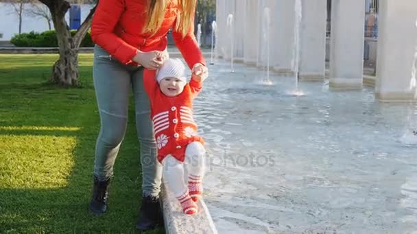 Madre toma las manos del bebé aprendiendo a caminar — Vídeos de Stock