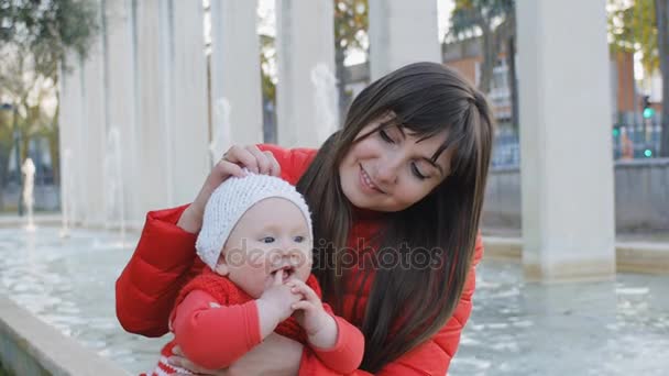 Mãe alegre mantém ativo bebê chupando o dedo — Vídeo de Stock