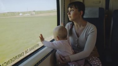 Trenle seyahat Kucağında bebekle genç anne