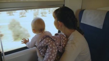 Trenle seyahat Kucağında bebekle genç anne