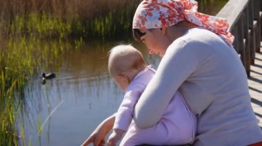 Anne ile bebek Milli Parkı bataklıkta izlerken faunası